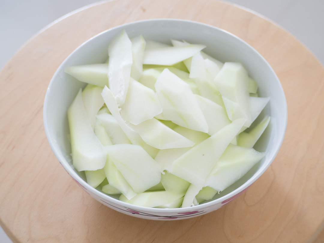 sliced green papaya