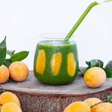 a glass of plum mango kale smoothie - moyongchid smoothie